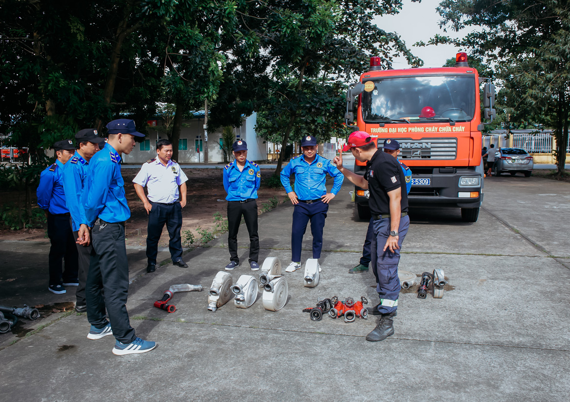 Hướng dẫn triển khai đội hình 2 lăng B chữa cháy có ba chạc sử dụng xe chữa cháy